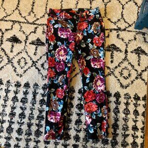 Chico's Black Floral Sateen Rose-Print Jeggings, size 4P (0P)